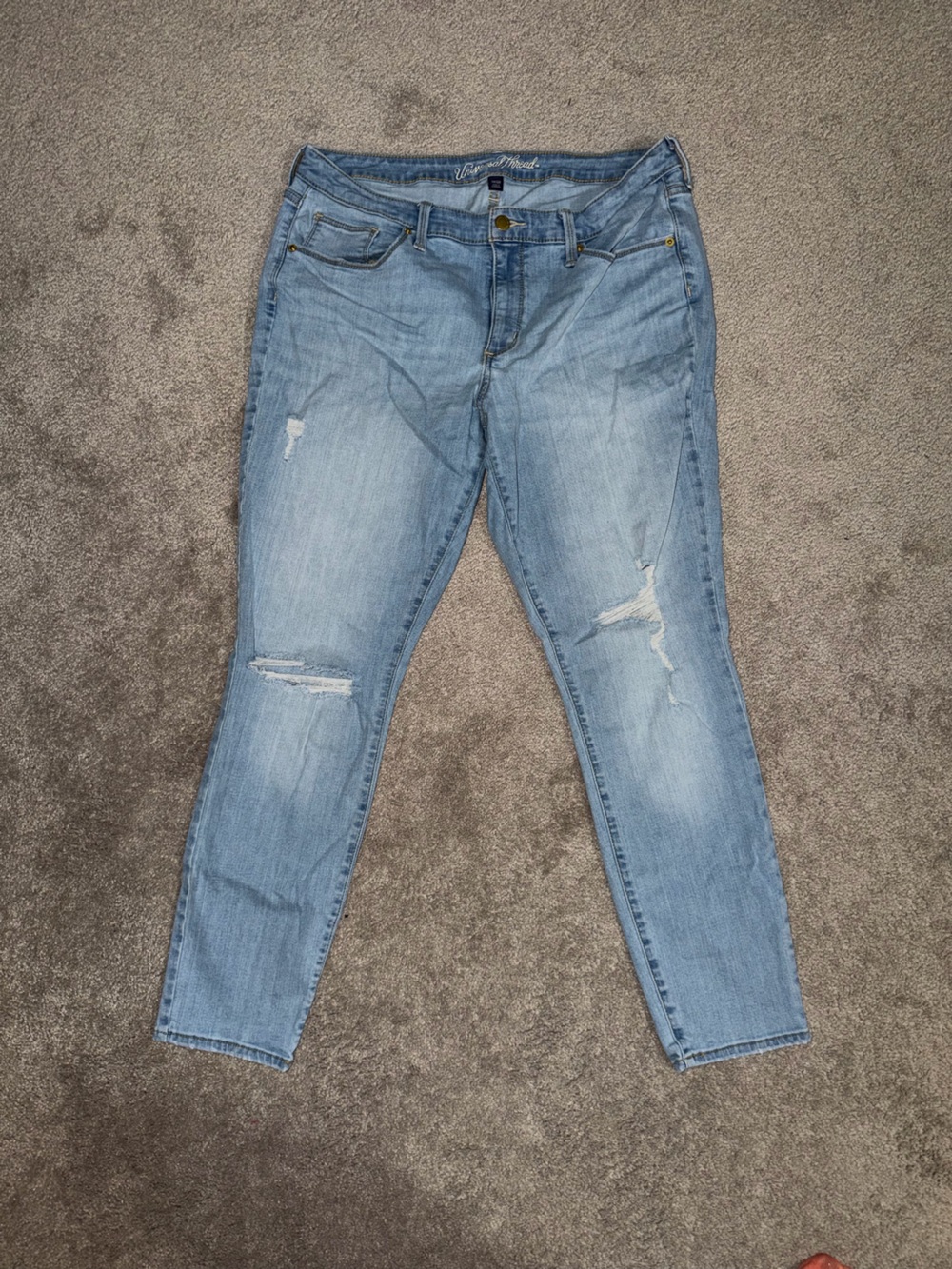Universal Thread Light Wash Ripped Skinny Jeans